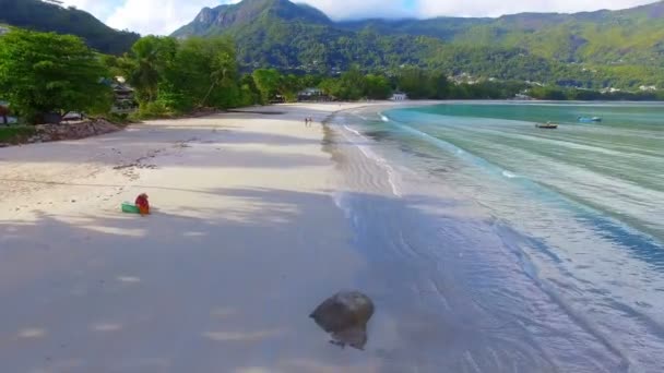 A légi felvétel a Beau Vallon strandon, Mahe-sziget, Seychelle-szigetek 3 — Stock videók