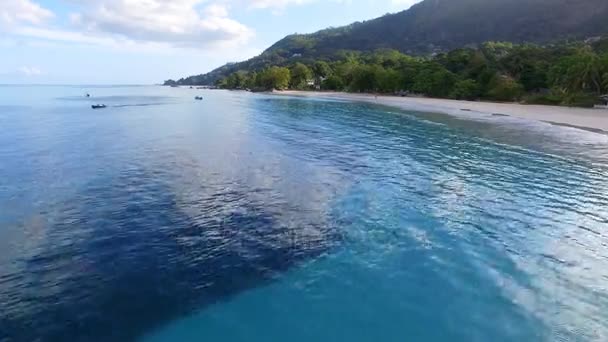 A légi felvétel a Beau Vallon strandon, Mahe-sziget, Seychelle-szigetek 6 — Stock videók