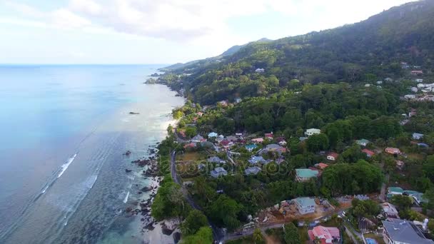 Evler, Beau Vallon Plajı, Mahe Adası, Seyşeller 3 havadan görünümü — Stok video