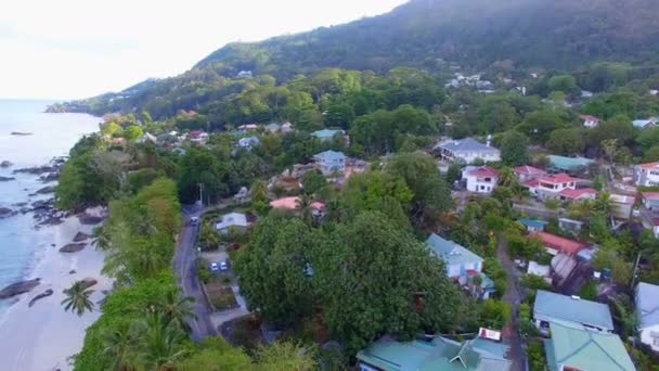 A légi felvétel a házak, Beau Vallon strandon, Mahe-sziget, Seychelle-szigetek 1 — Stock videók