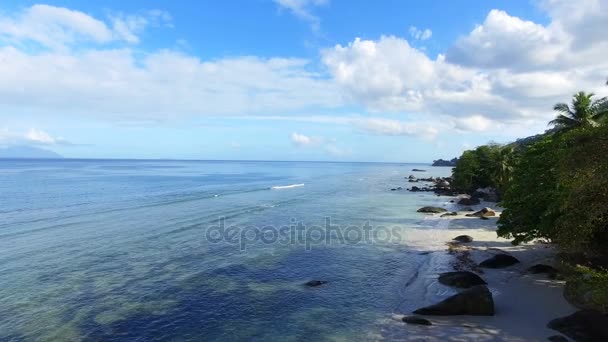 Vista aérea de la playa de Beau Vallon y rocas, Isla Mahe, Seychelles 6 — Vídeos de Stock