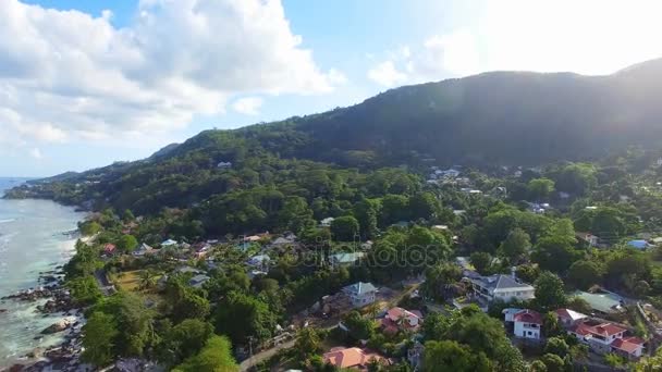 Légi panoráma óceán és házak a tengerparton, a trópusi sziget, Seychelle-szigetek — Stock videók