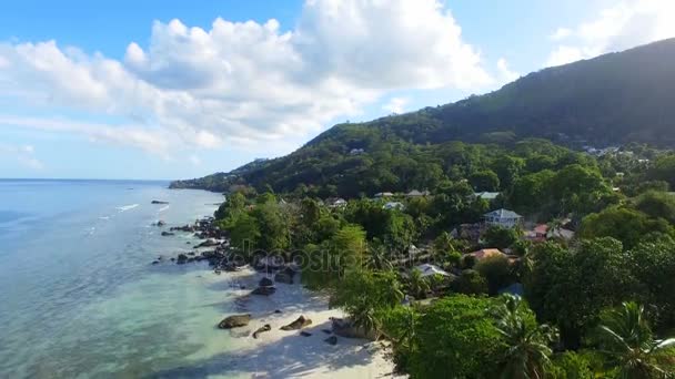 Vista aérea del océano y casas en la playa en la isla tropical, Seychelles 1 — Vídeo de stock