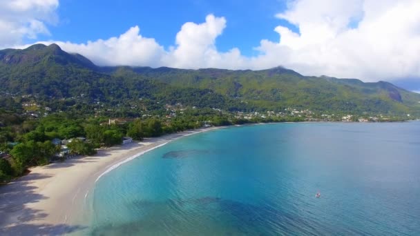 Vista aérea del océano, la playa y las montañas en la isla tropical, Seychelles 1 — Vídeo de stock