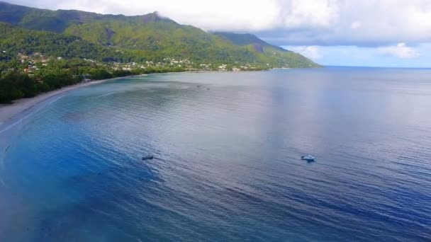 海、ボー バロン ビーチ、マヘ島、セーシェル 1 の空撮 — ストック動画