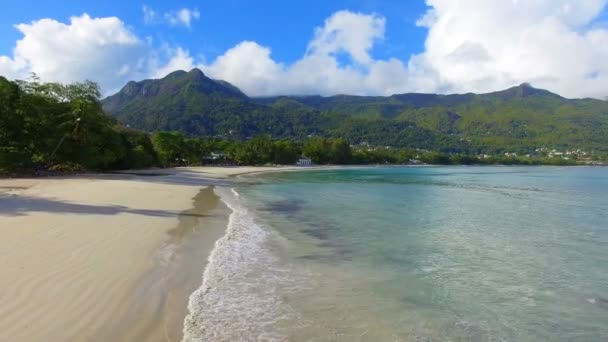 Luftaufnahme vom Strand Beau Vallon, Insel Mahé, Seychellen 8 — Stockvideo