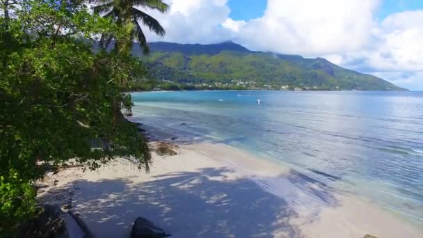 Vista aérea do oceano, praia e montanhas na ilha tropical, Seychelles 8 — Vídeo de Stock