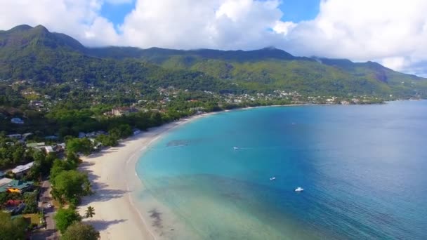 Vista aérea do oceano, praia e montanhas na ilha tropical, Seychelles 9 — Vídeo de Stock