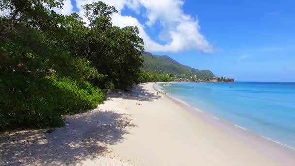 Piękny widok z lotu ptaka plaży Beau Vallon i Ocean Indyjski 1, Seszele — Wideo stockowe