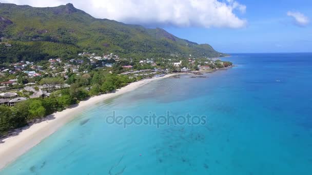Mooie luchtfoto van de Beau Vallon Beach, de Indische Oceaan en de bergen 3, Seychellen — Stockvideo
