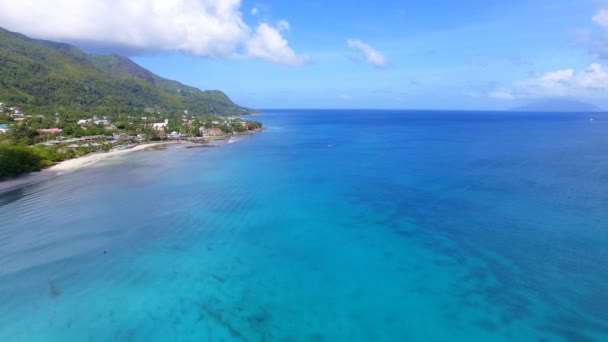 Wunderschöne Luftaufnahme des Beau-Vallon-Strandes, des Indischen Ozeans und der Berge 4, Seychellen — Stockvideo