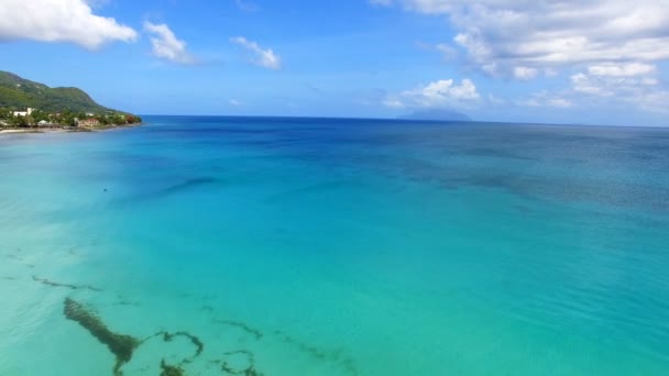 Szép légi felvétel a Beau Vallon Beach, az Indiai-óceánra és a hegyekre 6, Seychelle-szigetek — Stock videók