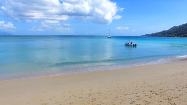 Luchtfoto, mooie vliegen Over de Indische Oceaan, Beau Vallon strand 1, Seychellen — Stockvideo