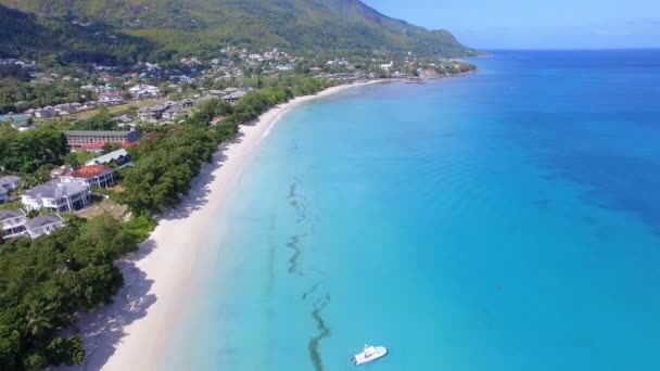 Hermosa vista aérea de la playa de Beau Vallon, Océano Índico y montañas 2, Seychelles — Vídeos de Stock