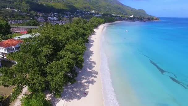 Piękny widok z lotu ptaka plaży Beau Vallon i Ocean Indyjski 2, Seszele — Wideo stockowe