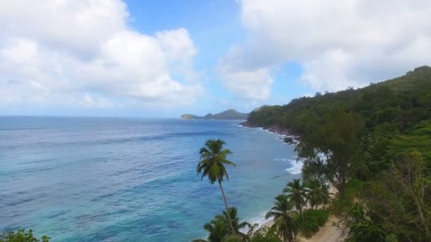 Vista aérea de Anse Takamaka Bay 1, Isla Mahe, Seychelles — Vídeo de stock