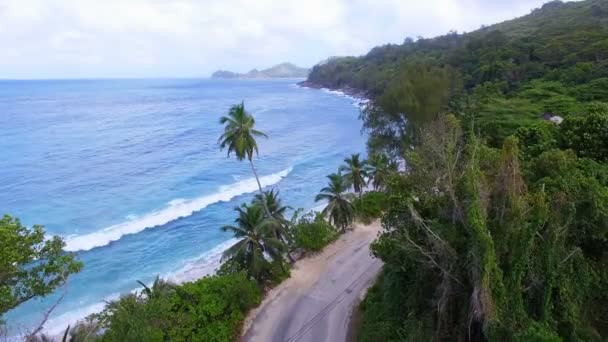 Vista aérea de la bahía de Anse Takamaka y la carretera 1, Isla Mahe, Seychelles — Vídeos de Stock