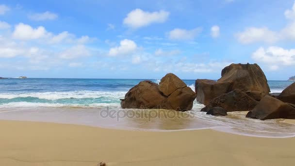Vista aérea de olas rompiendo en las piedras 2, Anse Takamaka, Seychelles — Vídeo de stock