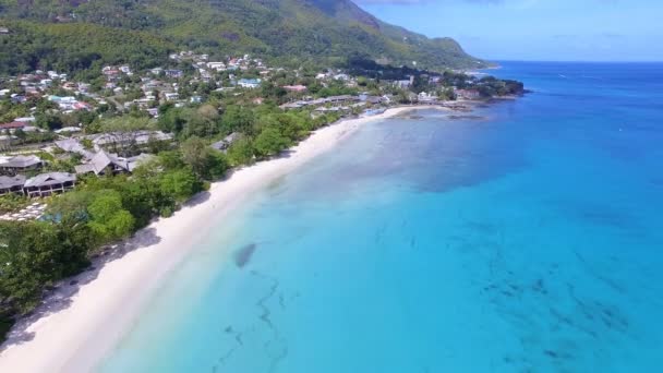 Hermosa vista aérea de la playa de Beau Vallon, Océano Índico y Montañas 1, Seychelles — Vídeo de stock