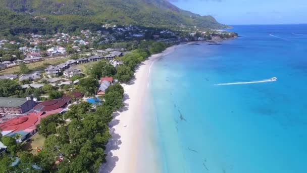 Szép légi felvétel a strand, az Indiai-óceánra és a hegyekre, Seychelle-szigetek — Stock videók