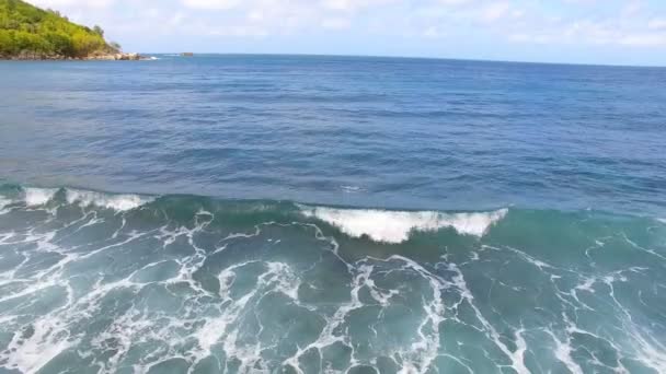 Hint Okyanusu'nda Anse Takamaka, Seyşeller 2 dalgaların havadan görünümü — Stok video