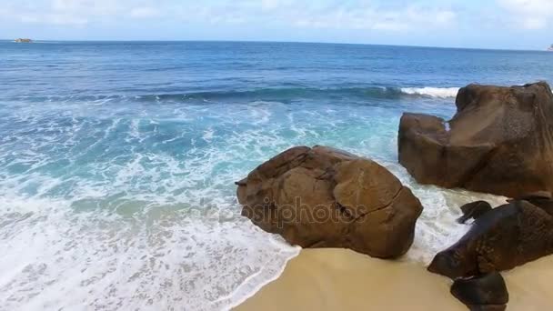 A légi felvétel a hullámok Breaking át a kövek 3, Anse Takamaka, Seychelle-szigetek — Stock videók