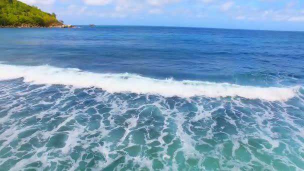 Widok z lotu ptaka fale na Oceanie Indyjskim, Anse Takamaka, Seszele 1 — Wideo stockowe