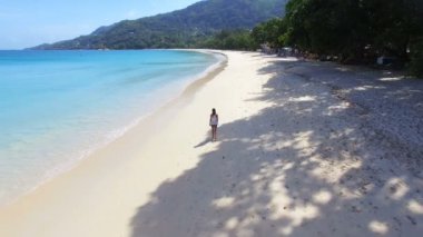 Beau Vallon sahile 3, Seyşeller yürüyen güzel bir kızın havadan görünümü
