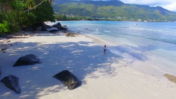 Вид Воздуха Девушку Прогуливающуюся Пляжу Beau Vallon Beach Сейшельские Острова — стоковое видео