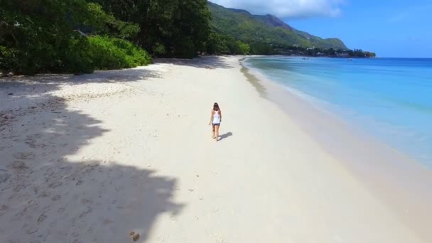 Vista aérea de una hermosa chica caminando por la playa Beau Vallon 6, Seychelles — Vídeos de Stock