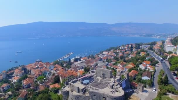Letecký pohled na Herceg Novi, Černá Hora, Kanli kula, pobřeží 2 — Stock video
