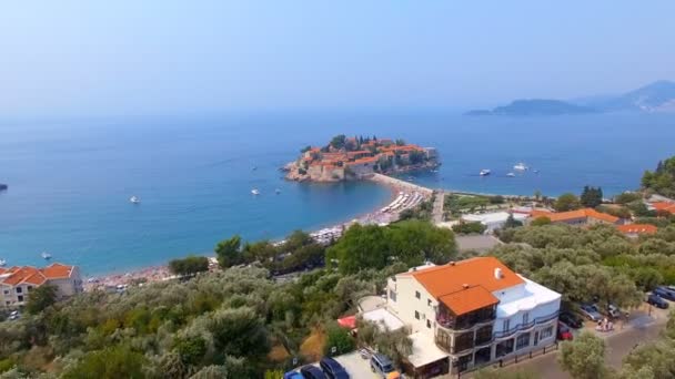 Vista aérea de Hotéis na Ilha, Montenegro, Sveti Stefan 1 — Vídeo de Stock