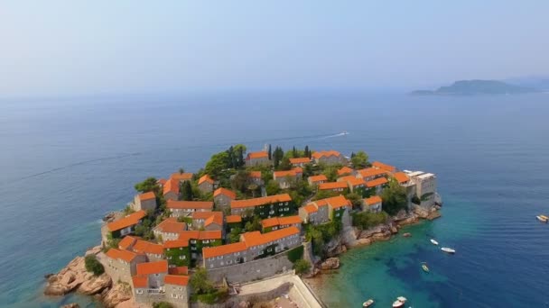 Letecký pohled hotelů na ostrově, Černá Hora, Sveti Stefan 2 — Stock video