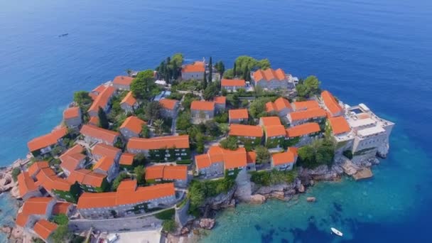 Letecký pohled hotelů na ostrově, Černá Hora, Sveti Stefan 10 — Stock video