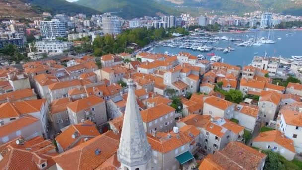 Luftaufnahme Von Budva Altstadtturm Und Seebrücke Montenegro — Stockvideo