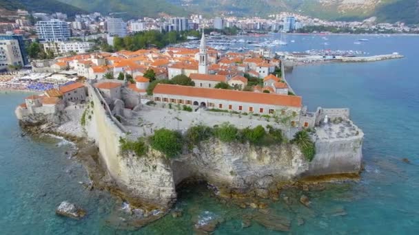 Vista aérea del casco antiguo de Budva y la playa, Montenegro 13 — Vídeo de stock