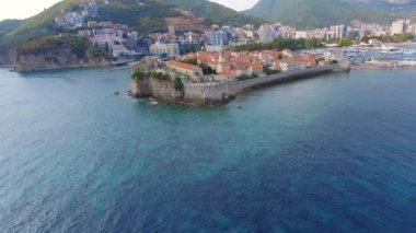 Deniz ve Budva Old Town, Karadağ 1 havadan görünümü