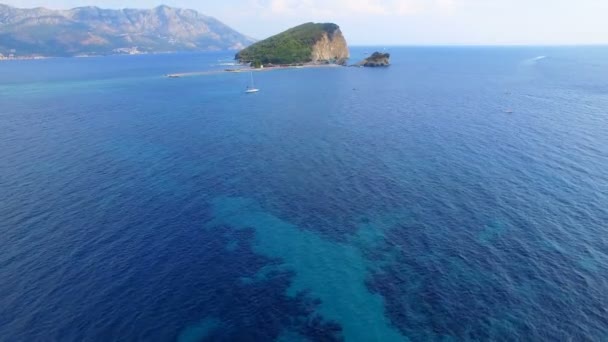 Widok z lotu ptaka wyspy St. Nicholas, Budva Czarnogóra 1 — Wideo stockowe