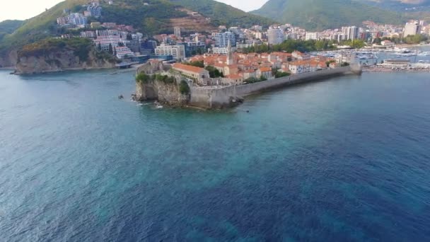 A légi felvétel a tenger és a Budva óvárosától, Montenegró 1 — Stock videók