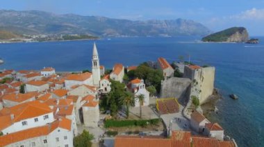 Havadan görünümü, Budva eski Town Beach ve St. Nicholas Adası, Karadağ 1