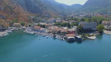 Kotor Pier ve Dağları, Boka Kotorska, Karadağ 1 havadan görünümü