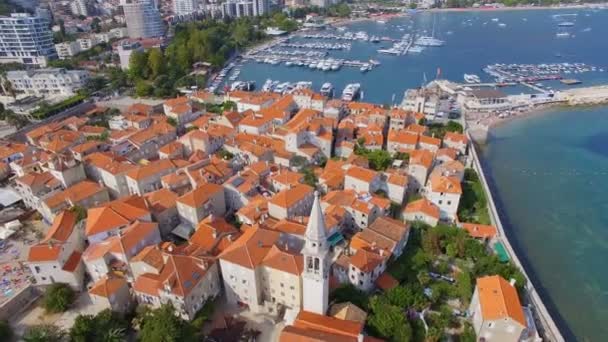 ブドヴァ旧市街の塔と桟橋 モンテネグロ の空撮 — ストック動画