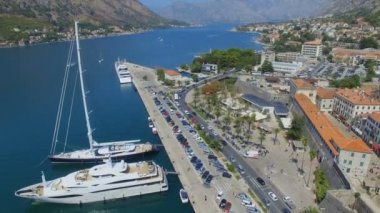 Kotor Pier, kasaba ve dağlar, Boka Kotorska, Karadağ Hava görünümünü
