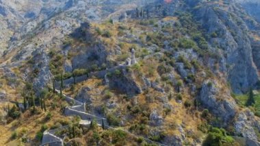 Bir kilise Chapel dağlarda, Kotor, Karadağ 1 havadan görünümü