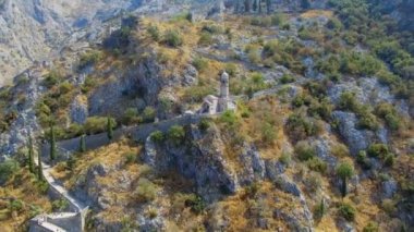 Dağlarda, Kotor, Karadağ 2 kilise bir şapel havadan görünümü