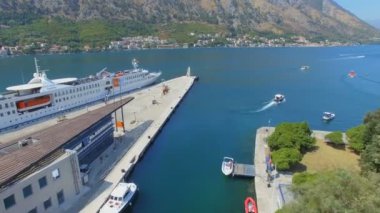 Kotor Pier ve Dağları, Boka Kotorska, Karadağ 2 havadan görünümü