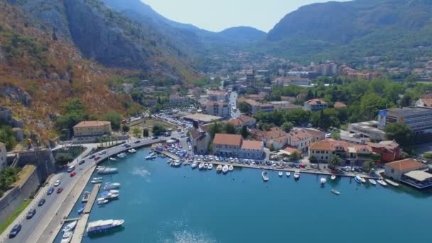 Flygfoto Över Kotor Pier Och Bergen Boka Kotorska Montenegro — Stockvideo