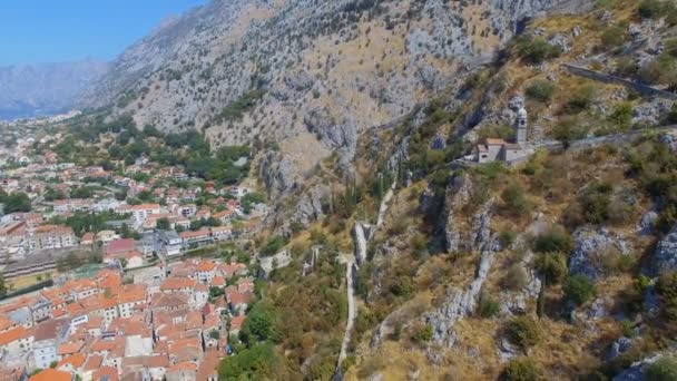 Luftaufnahme Der Stadt Kotor Kirche Den Bergen Montenegro — Stockvideo