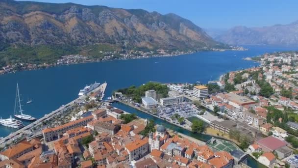 Flygfoto Över Kotor Pier Staden Och Bergen Boka Kotorska Montenegro — Stockvideo