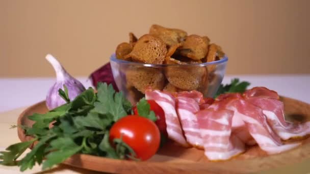 Tasty bread crackers, bacon, cherry tomatoes, garlic and parsley — Stock Video